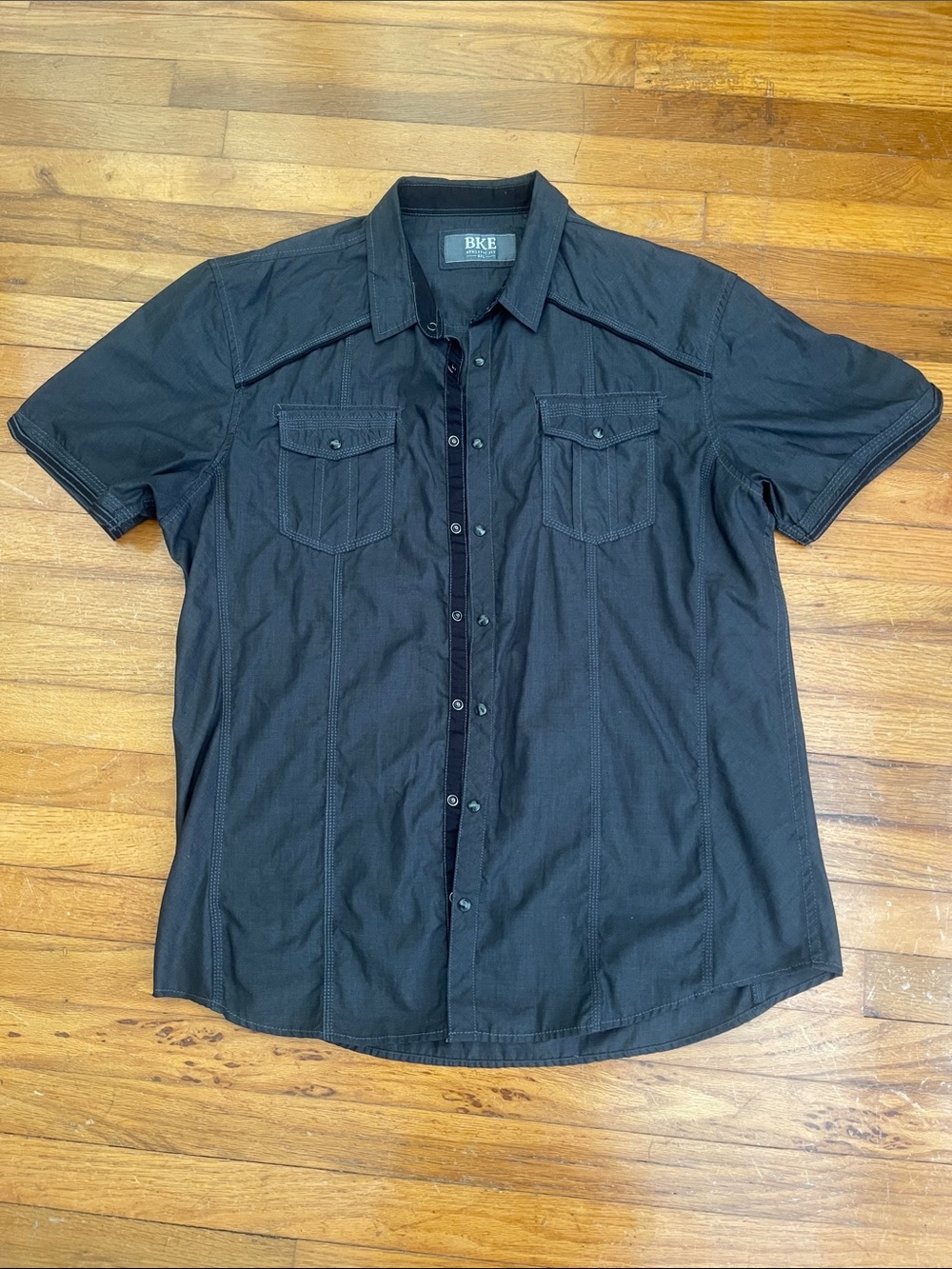 BKE Men’s Black Short-Sleeve Button-Down Shirt with Chest Pockets